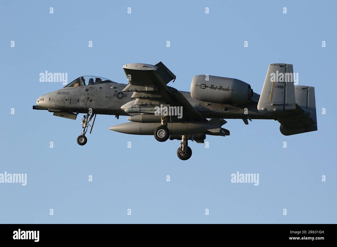 81-0998, a Fairchild Republic A-10C Thunderbolt II (ou Warthog) exploité par le 107th Fighter Squadron 'The Red Devilss' du groupe des opérations 127th de la Michigan Air National Guard, United States Air Force, arrivant à l'aéroport international de Prestwick à Ayrshire. L'avion était l'un des douze routing A-10Cs à travers Prestwick le jour (18 au total dont six de la veille) pour prendre part à l'exercice Air Defender 2023 qui se tenait en Allemagne. Banque D'Images