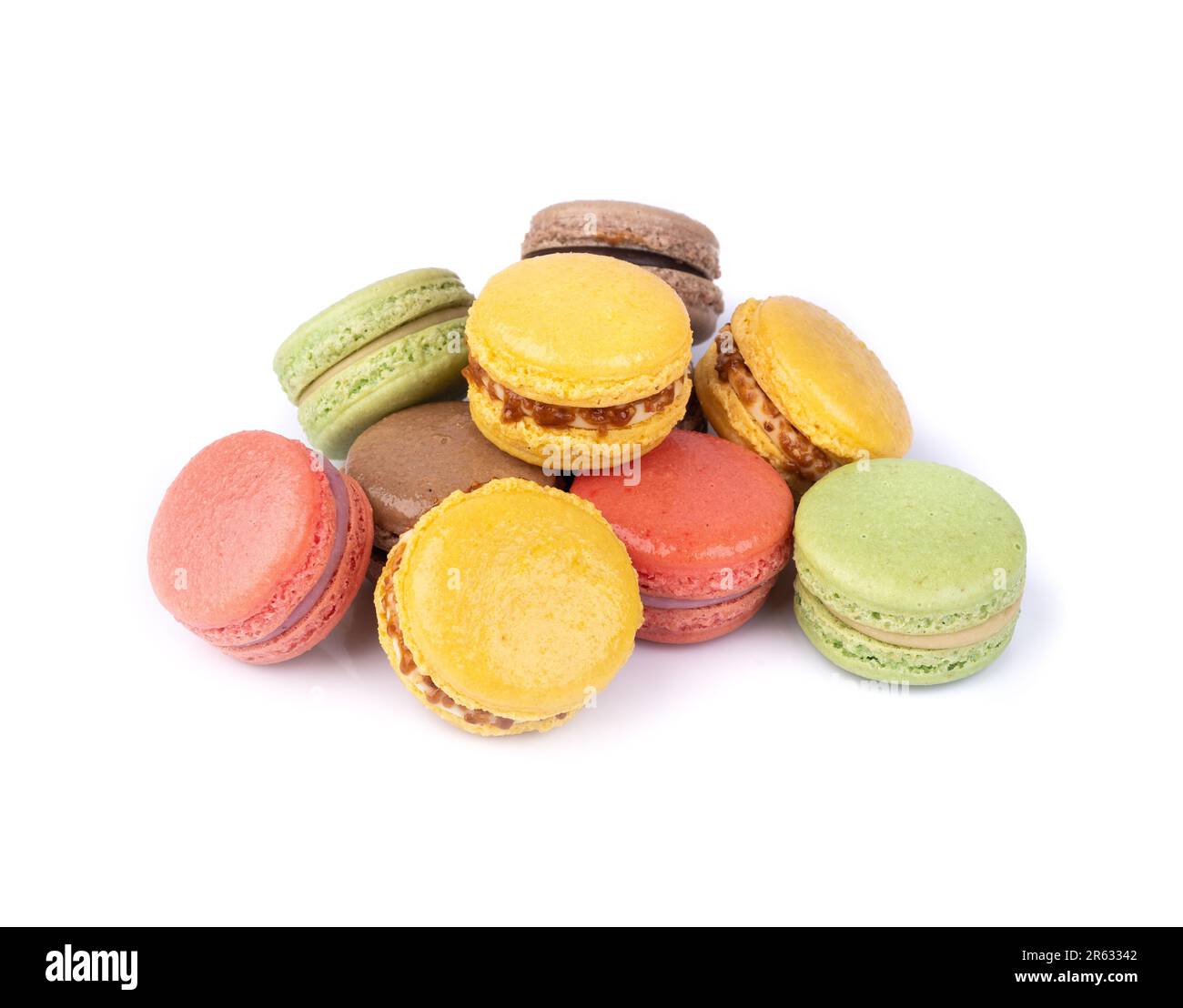 Assortiment de macarons isolés sur fond blanc. Banque D'Images