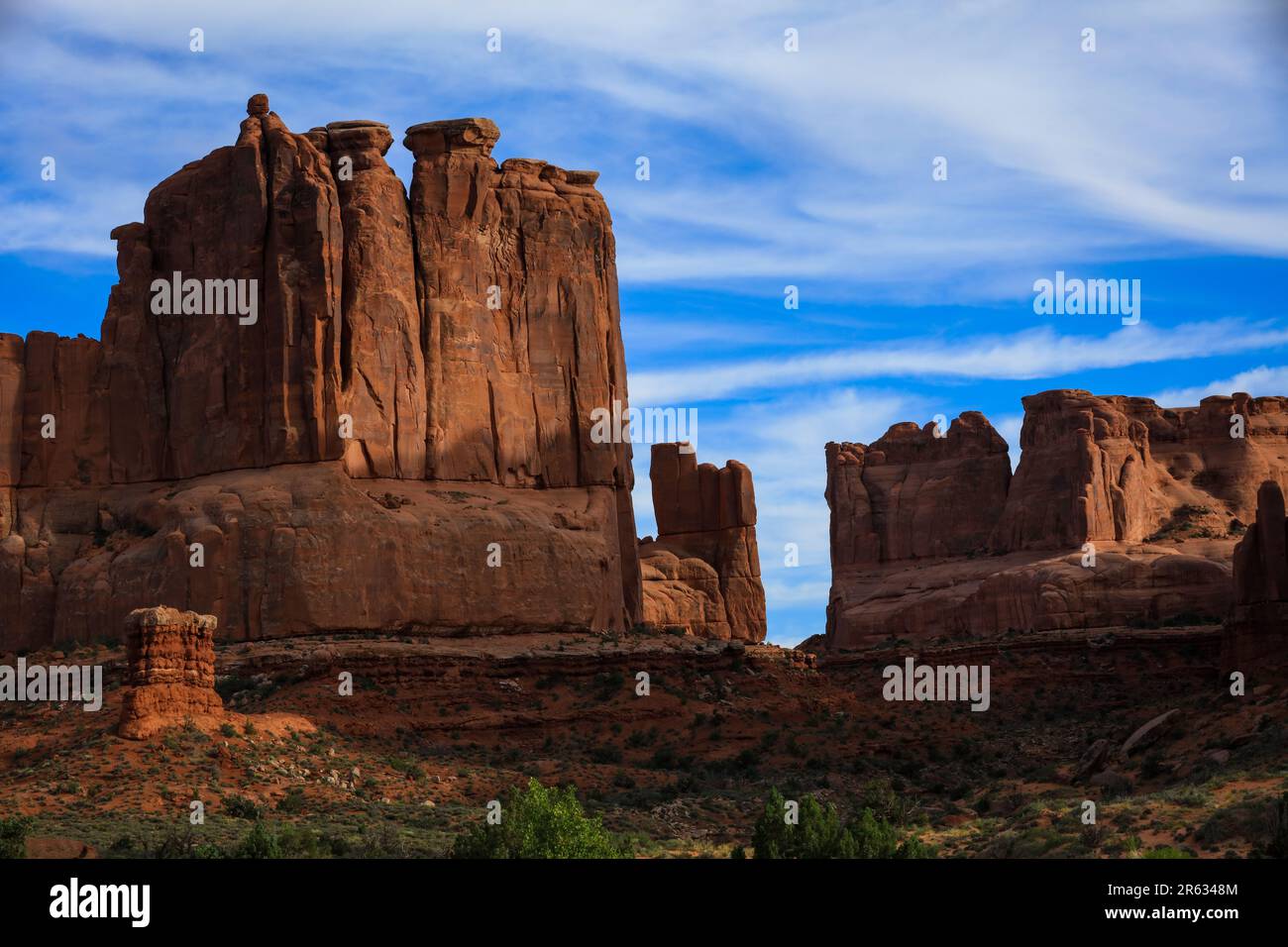 Paysage américain du sud-ouest du désert du parc national d'Arches, Utah avec sjy bleu et nuages Banque D'Images