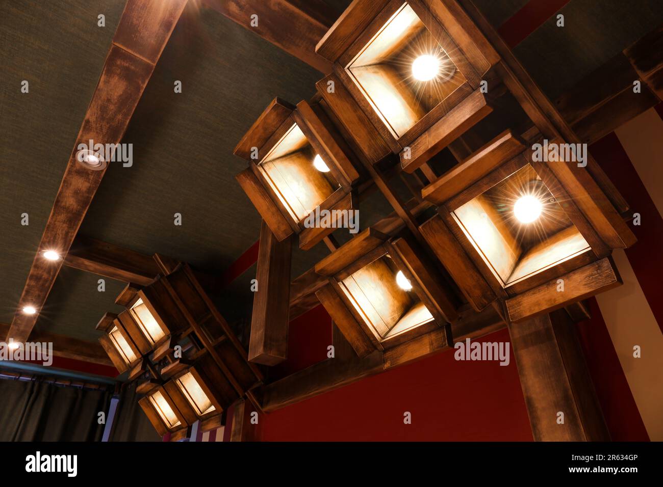 Suspensions élégantes au plafond dans la chambre d'hôtel Banque D'Images