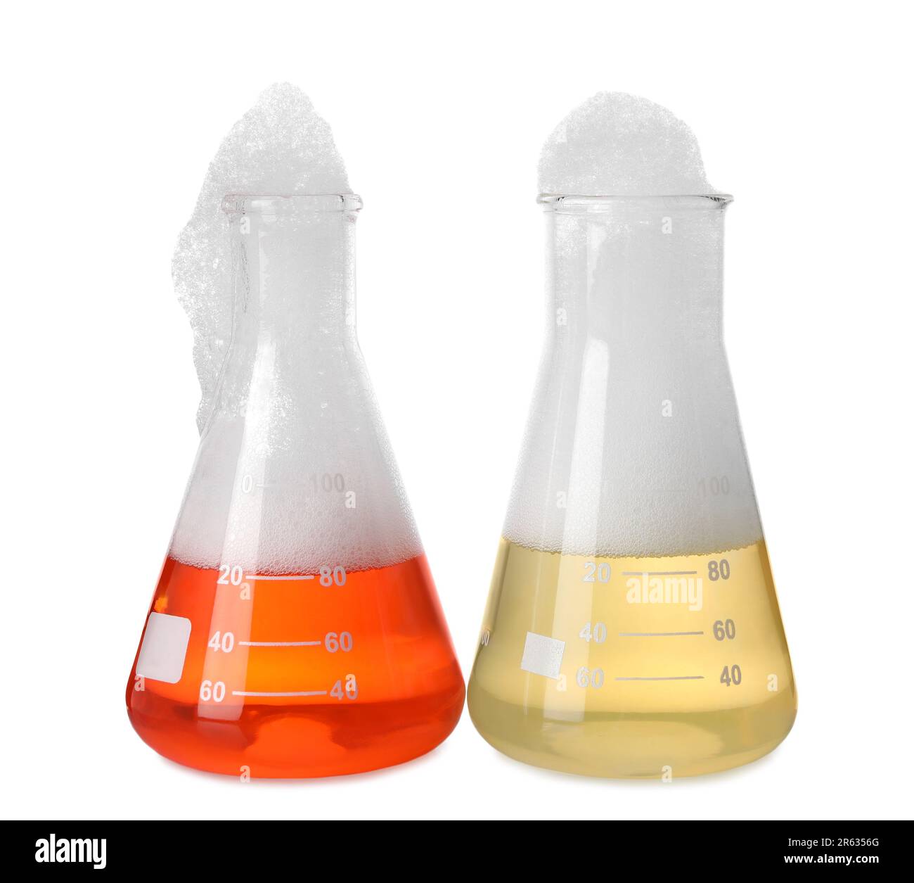 Flacons de laboratoire avec liquides colorés isolés sur blanc. Réaction chimique Banque D'Images