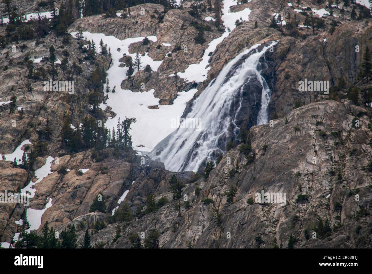 Plusieurs chutes d'eau, telles que les chutes d'Horsetail, se trouvent dans la boucle du lac de juin, dans le comté de Mono, en Californie, aux États-Unis. Banque D'Images