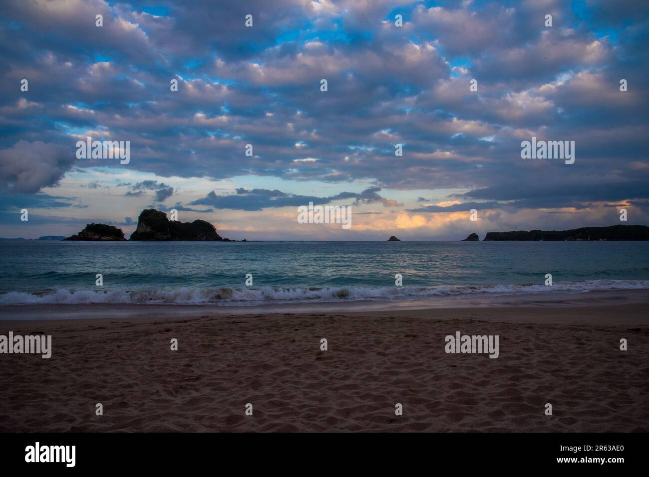 Coucher de soleil vu sur la plage de te Whanganui-A-Hei / Cathedral Cove Banque D'Images