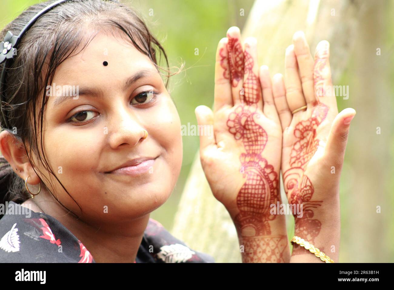 Une jeune fille indienne du village des adolescents en plein air Banque D'Images