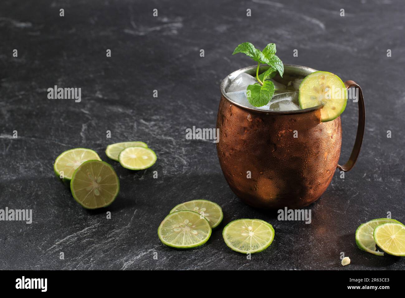 Cocktail de mules de Moscou servi dans un mug en cuivre avec glace, feuille de menthe et une tranche de citron vert Banque D'Images