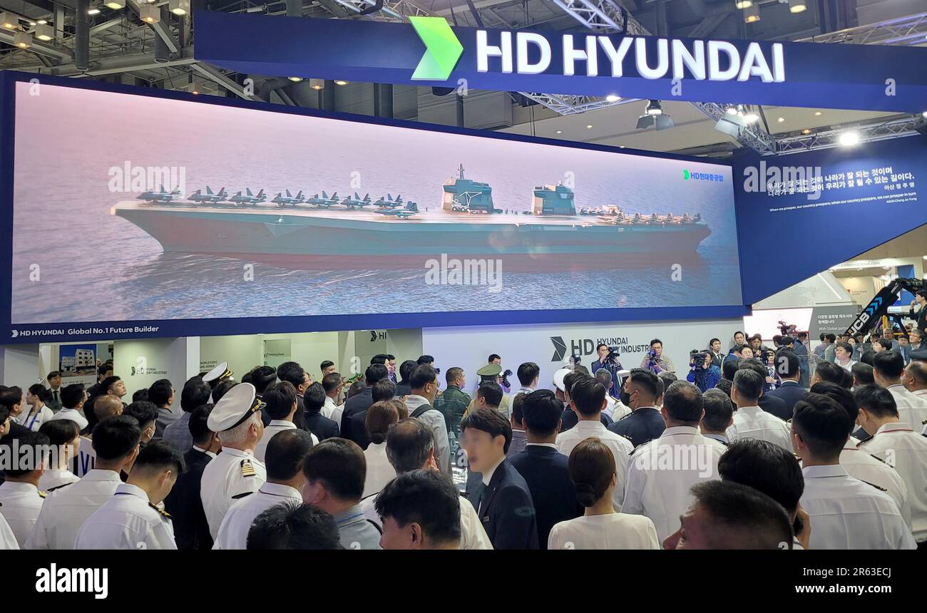 07th juin 2023. Salon de l'industrie de la défense maritime les visiteurs regardent des navires de guerre fictifs sur un stand Hyundai Heavy Industries Co. À l'exposition internationale de l'industrie de la défense maritime à BEXCO à Busan, à 320 kilomètres au sud-est de Séoul, sur 7 juin 2023. Quelque 130 entreprises de 12 pays ont participé au salon de la défense. Crédit : Yonhap/Newcom/Alay Live News Banque D'Images