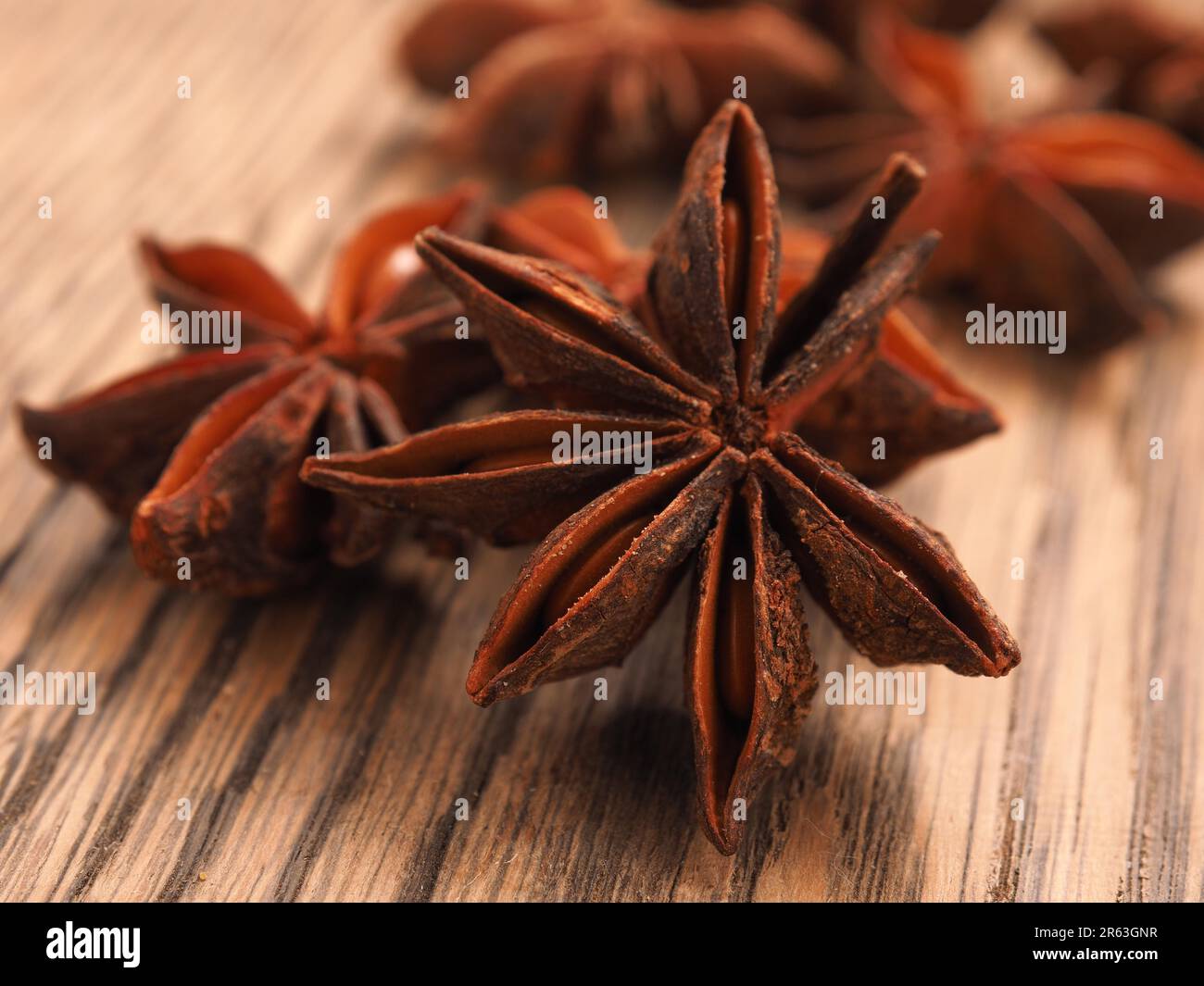 Close up d'anis étoilé sur une table de cuisine en bois rustique, herbes de Noël Banque D'Images