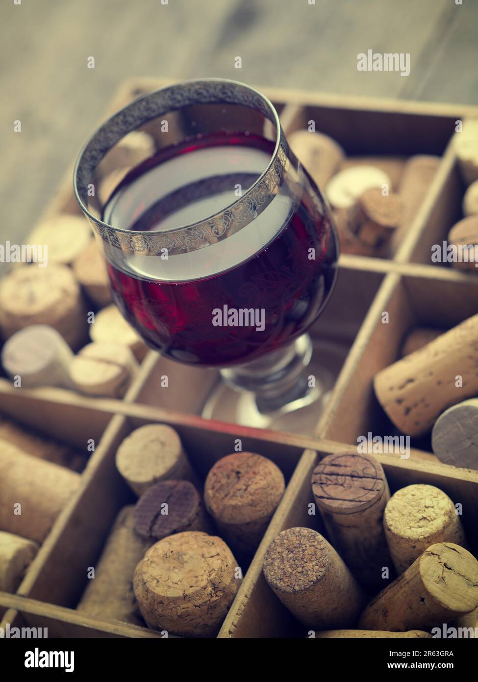 Close up d'un verre de vin rouge avec bouchons, selective focus sur la vitre Banque D'Images