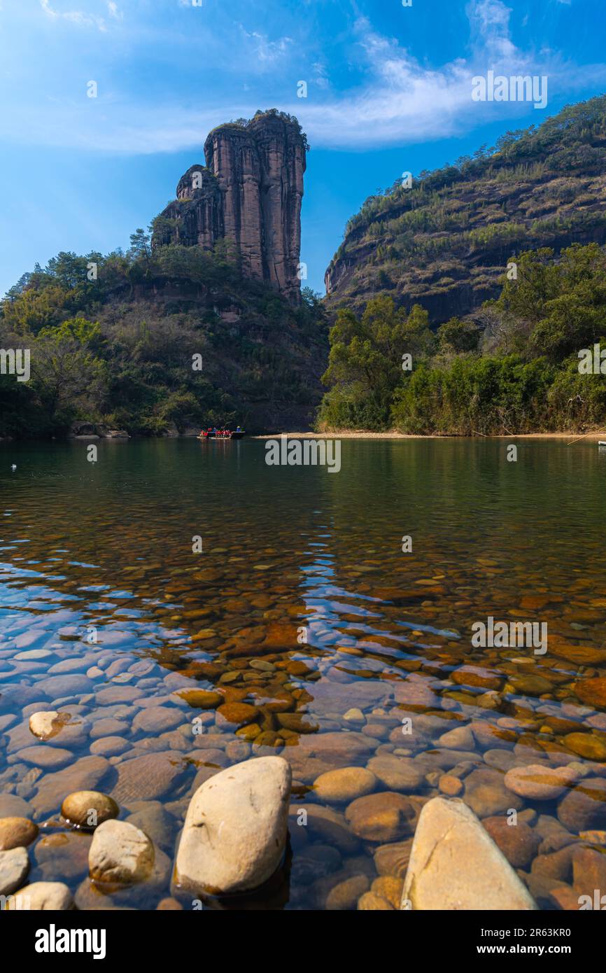 Formations rocheuses bordant la rivière à neuf courbes ou Jiuxi à Wuyishan ou région pittoresque du mont wuyi à Wuyi Chine dans la province de fujian, image verticale avec copie s. Banque D'Images