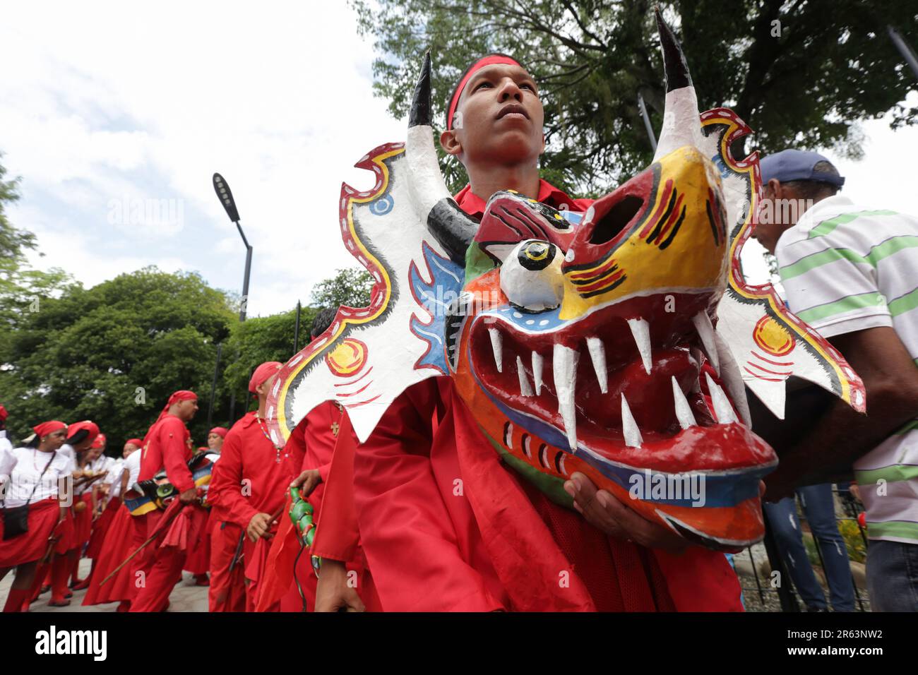 Un diable de danse Yare montre son masque attaché à sa poitrine. Chaque année, le neuvième jeudi suivant le jeudi Saint, les Diablos de Yare dansent pour célébrer la Journée Corpus Christi Patrimoine culturel immatériel de l'humanité déclaré par l'UNESCO en 2012. Los Diablos de Yare dansent dans les rues de San Francisco de Yare dans l'État de Miranda, mettant en scène le triomphe du bien contre le mal. C'est une tradition qui se passe depuis 234 ans où les fidèles à la religion catholique célèbrent le jour de Corpus Christi au Venezuela. Banque D'Images