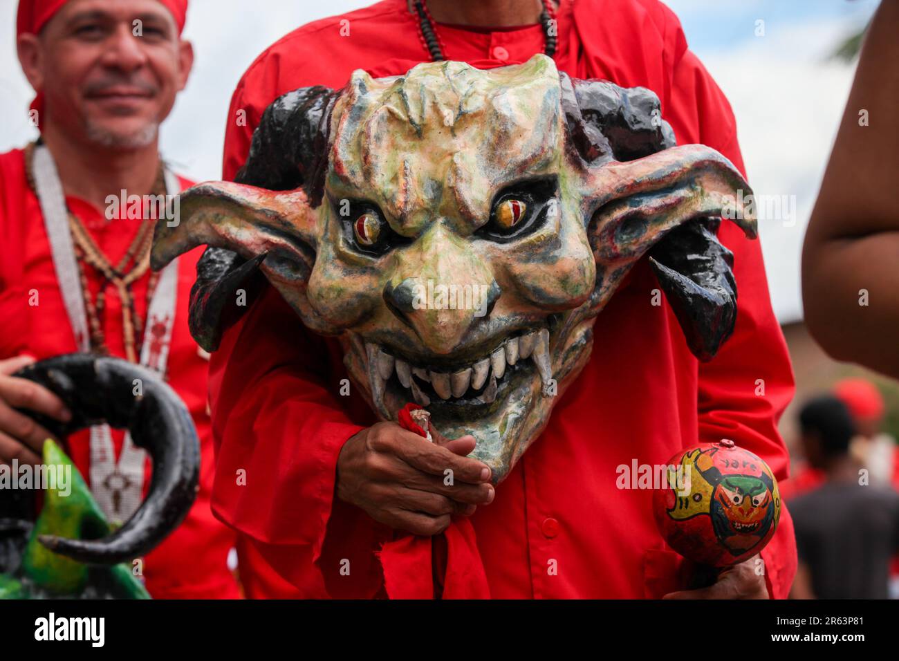 Un diable de danse Yare montre son masque attaché à sa poitrine. Chaque année, le neuvième jeudi suivant le jeudi Saint, les Diablos de Yare dansent pour célébrer la Journée Corpus Christi Patrimoine culturel immatériel de l'humanité déclaré par l'UNESCO en 2012. Los Diablos de Yare dansent dans les rues de San Francisco de Yare dans l'État de Miranda, mettant en scène le triomphe du bien contre le mal. C'est une tradition qui se passe depuis 234 ans où les fidèles à la religion catholique célèbrent le jour de Corpus Christi au Venezuela. (Photo de Gregorio Terán/SOPA Images/Sipa USA) Banque D'Images