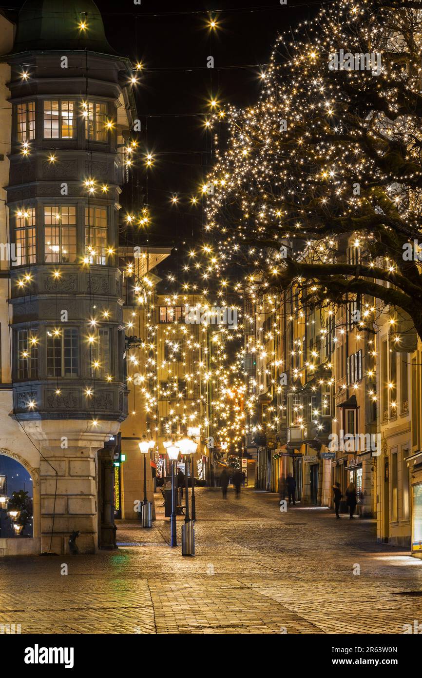 Schaffhausen, Suisse - 24 décembre. 2021: Rue de Noël dans la vieille ville avec illuminations de vacances Banque D'Images
