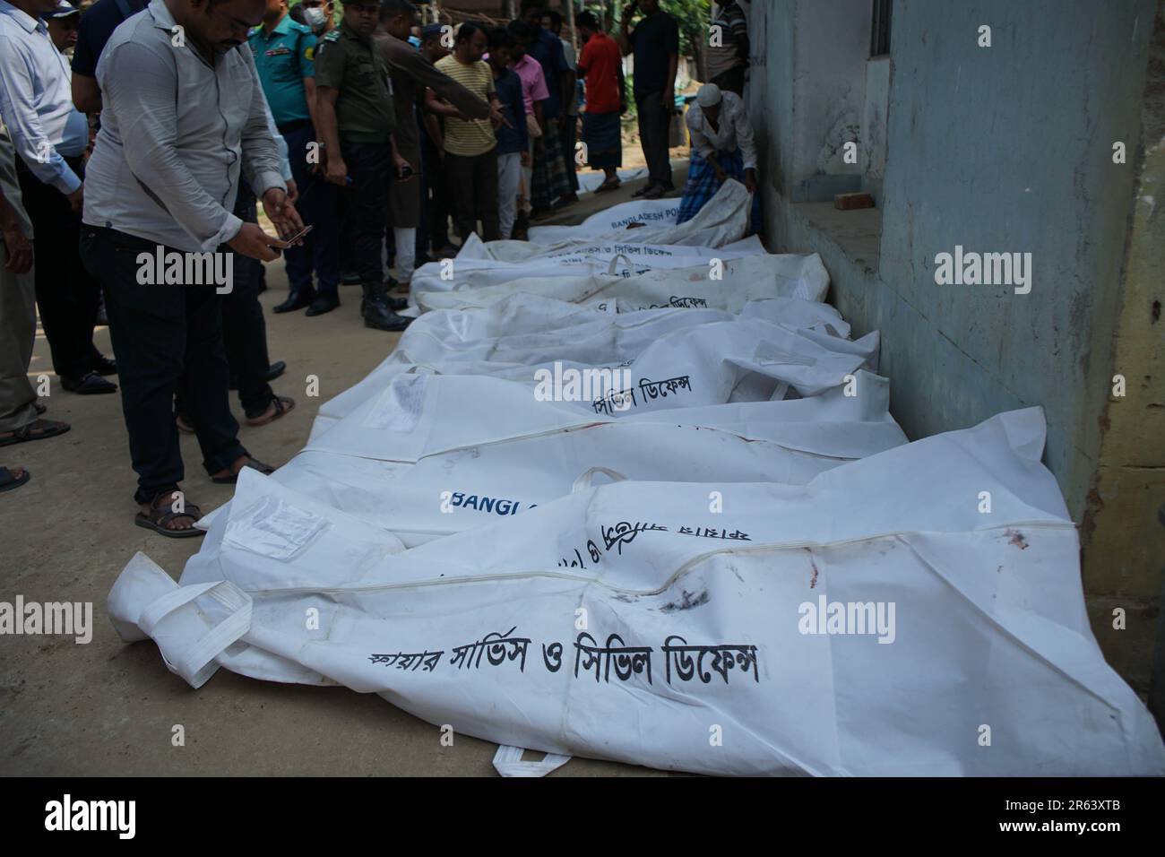 Sylhet, Sylhet, Bangladesh. 7th juin 2023. Les corps morts sont alignés pour garantir leur identification. 14 personnes ont été tuées lors d'une collision entre un camion et un pick-up sur l'autoroute Dhaka-Sylhet à Nazirbazar, à Sylhet. En outre, 13 autres personnes ont été blessées dans l'accident. L'accident a eu lieu mercredi à 5 h 39 (7 juin) dans la région de Nazirbazar, en surma du Sud. (Credit image: © MD Akbar Ali/ZUMA Press Wire) USAGE ÉDITORIAL SEULEMENT! Non destiné À un usage commercial ! Banque D'Images