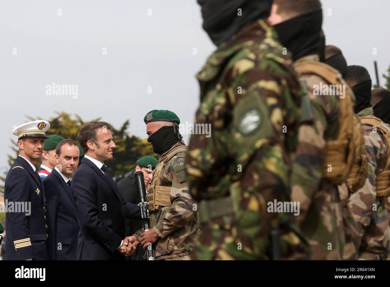 Le président de la république, Emmanuel Macron inclus de Sébastien Lecornu, ministre des armes de la cérémoine en hommage aux 177 mémoires français du Commando Kieffer lors de la cérémonie de tradition en mémoire du débargement des commandos marins français à Colleville-Montgomery, France, 2023, 6. Le président français Emmanuel Macron a assisté à une cérémonie en hommage aux 177 membres français de l'unité de commando « Commando Kieffer » Fusiliers Marins, qui ont participé aux débarquements de Normandie, dans le cadre du 79th anniversaire des débarquements de Normandie du « jour J » de la Seconde Guerre mondiale, à Colleville-Montg Banque D'Images