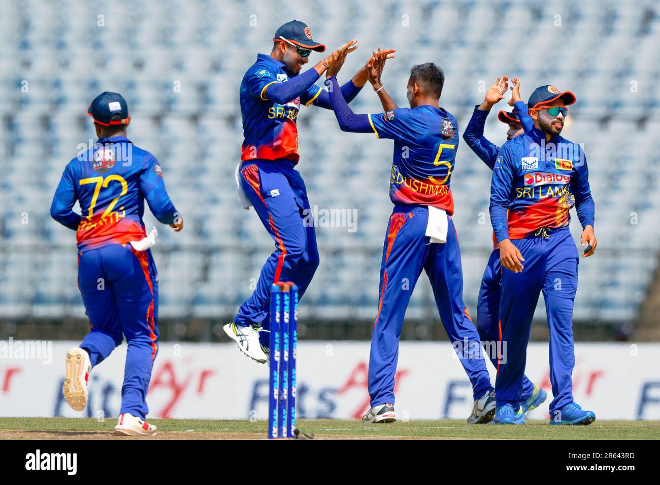 Hambantota, Sri Lanka. 07th juin 2023. Le Dushmantha Chameera du Sri Lanka célèbre avec ses coéquipiers après avoir pris le cricket de Rahmat Shah en Afghanistan lors du match de cricket de l'ODI 3rd entre le Sri Lanka et l'Afghanistan au stade de cricket international Mahinda Rajapaksa à Hambantota le 07th juin 2023. Viraj Kothalwala/Alamy Live News Banque D'Images