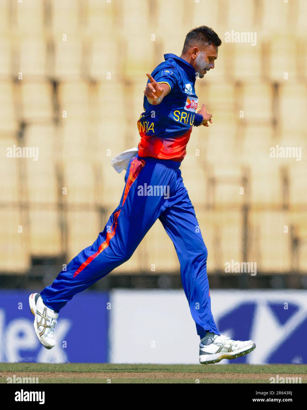 Hambantota, Sri Lanka. 07th juin 2023. Le Dushmantha Chameera du Sri Lanka célèbre après avoir pris le cricket de Rahmat Shah d'Afghanistan lors du match de cricket de l'ODI 3rd entre le Sri Lanka et l'Afghanistan au stade de cricket international Mahinda Rajapaksa à Hambantota le 07th juin 2023. Viraj Kothalwala/Alamy Live News Banque D'Images
