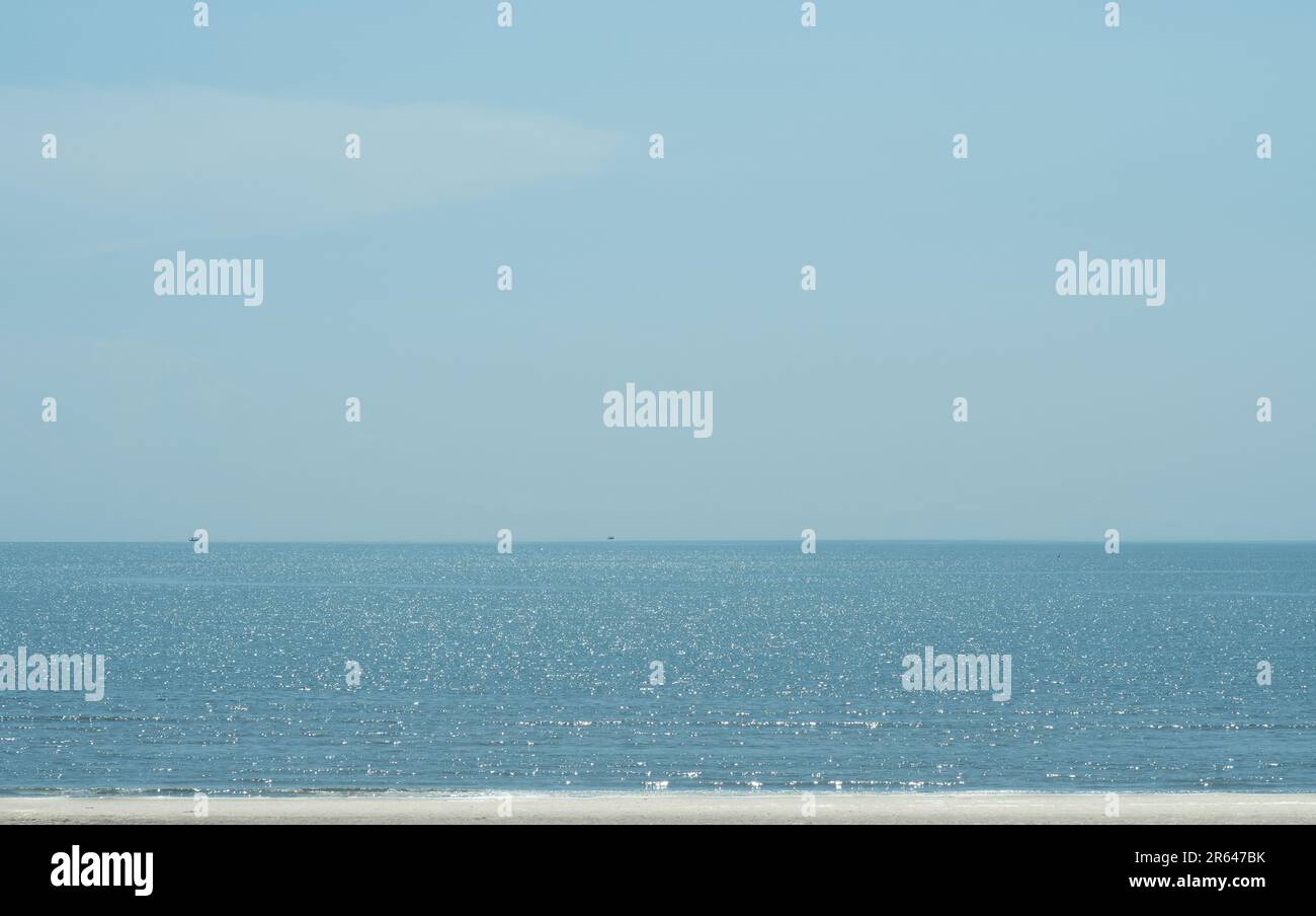 Mer et ciel par temps clair. Atmosphère paisible, mer calme sans vagues. L'eau a la réflexion de la lumière du soleil, scintillant sur toute la surface de l'eau. Banque D'Images