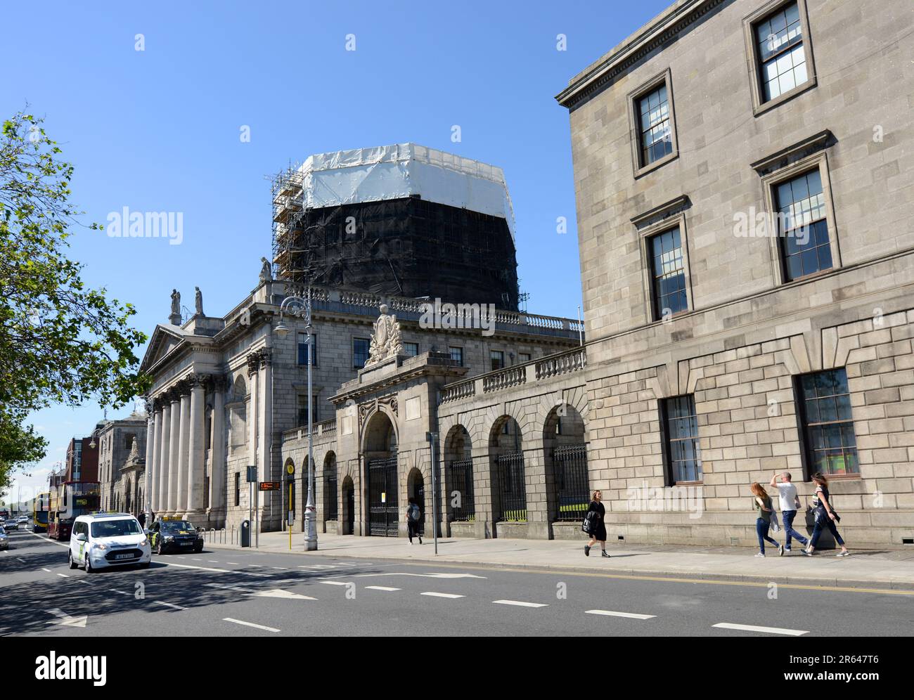 Les quatre tribunaux (palais de justice irlandais) sur Inns Quay, au bord de la rivière Liffey à Dublin, en Irlande. Banque D'Images