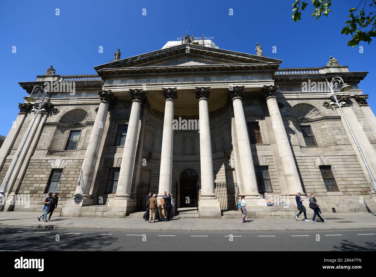 Les quatre tribunaux (palais de justice irlandais) sur Inns Quay, au bord de la rivière Liffey à Dublin, en Irlande. Banque D'Images