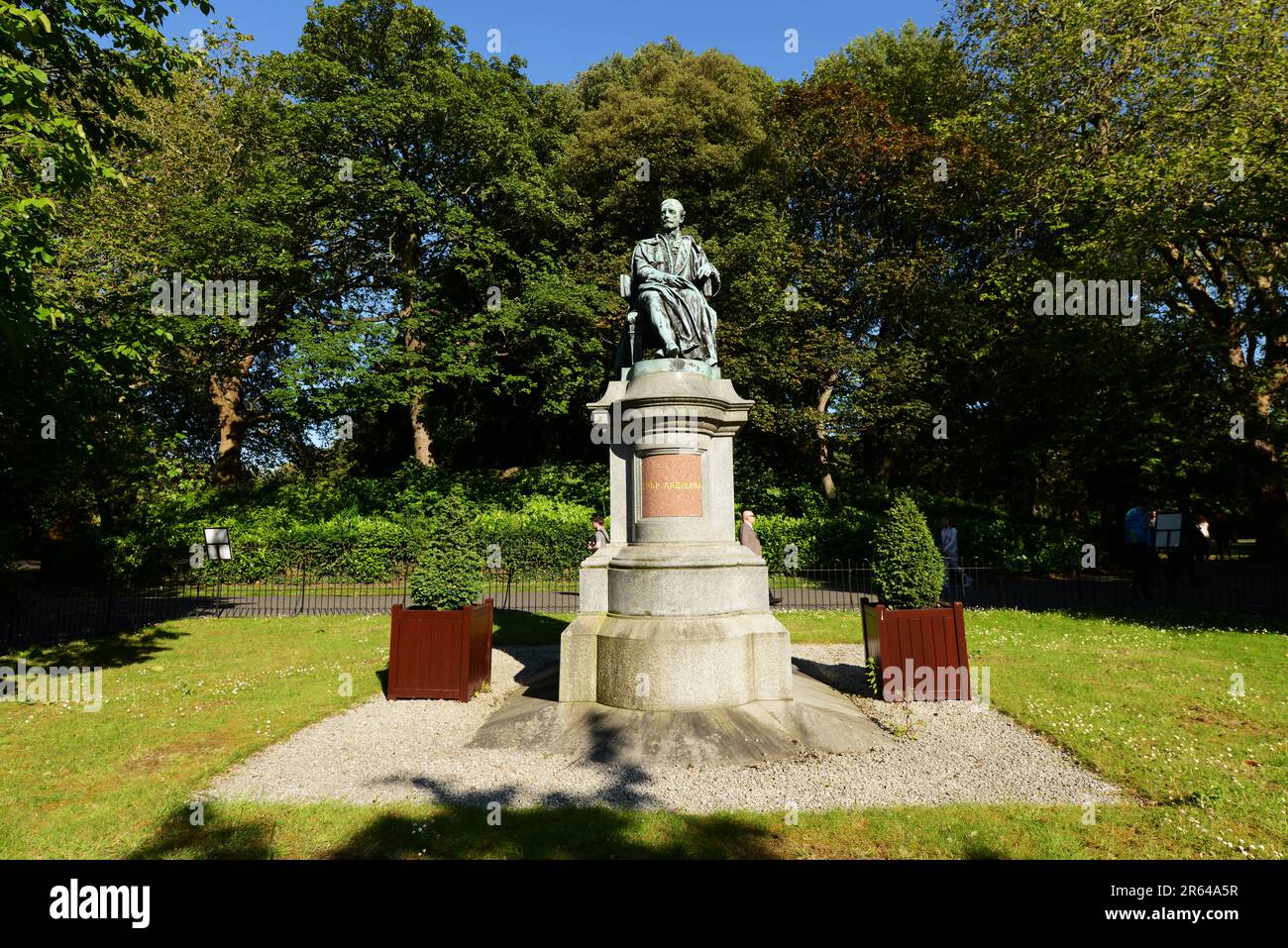 Statue assise de Lord Ardilaun au parc vert de St Stephen à Dublin, Irlande. Banque D'Images