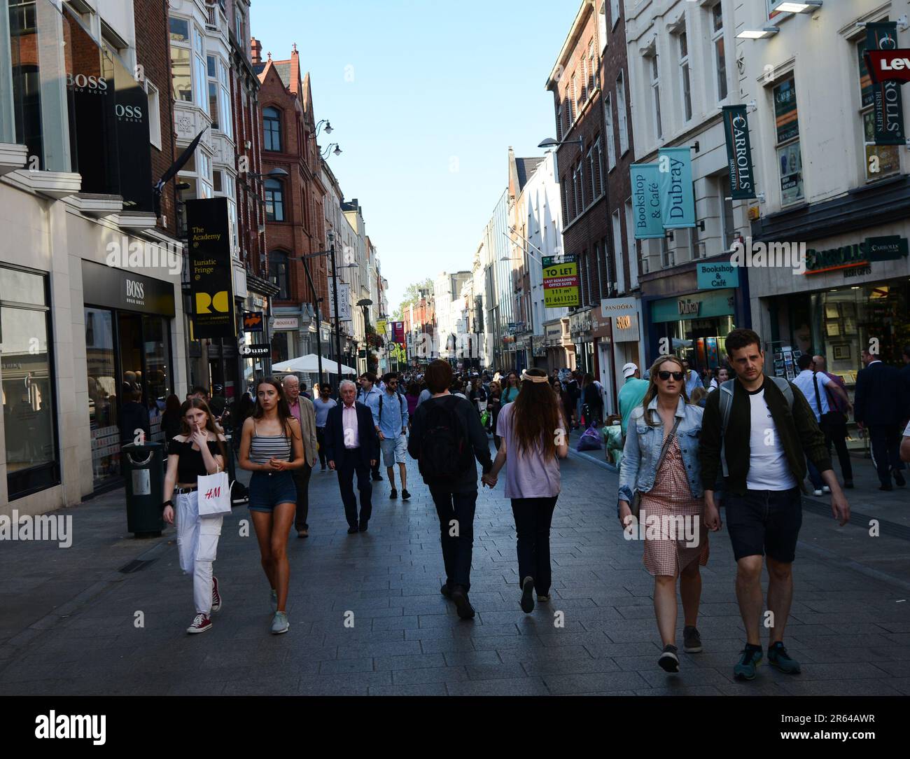 Marche le long de Grafton Street à Dublin, Irlande. Banque D'Images