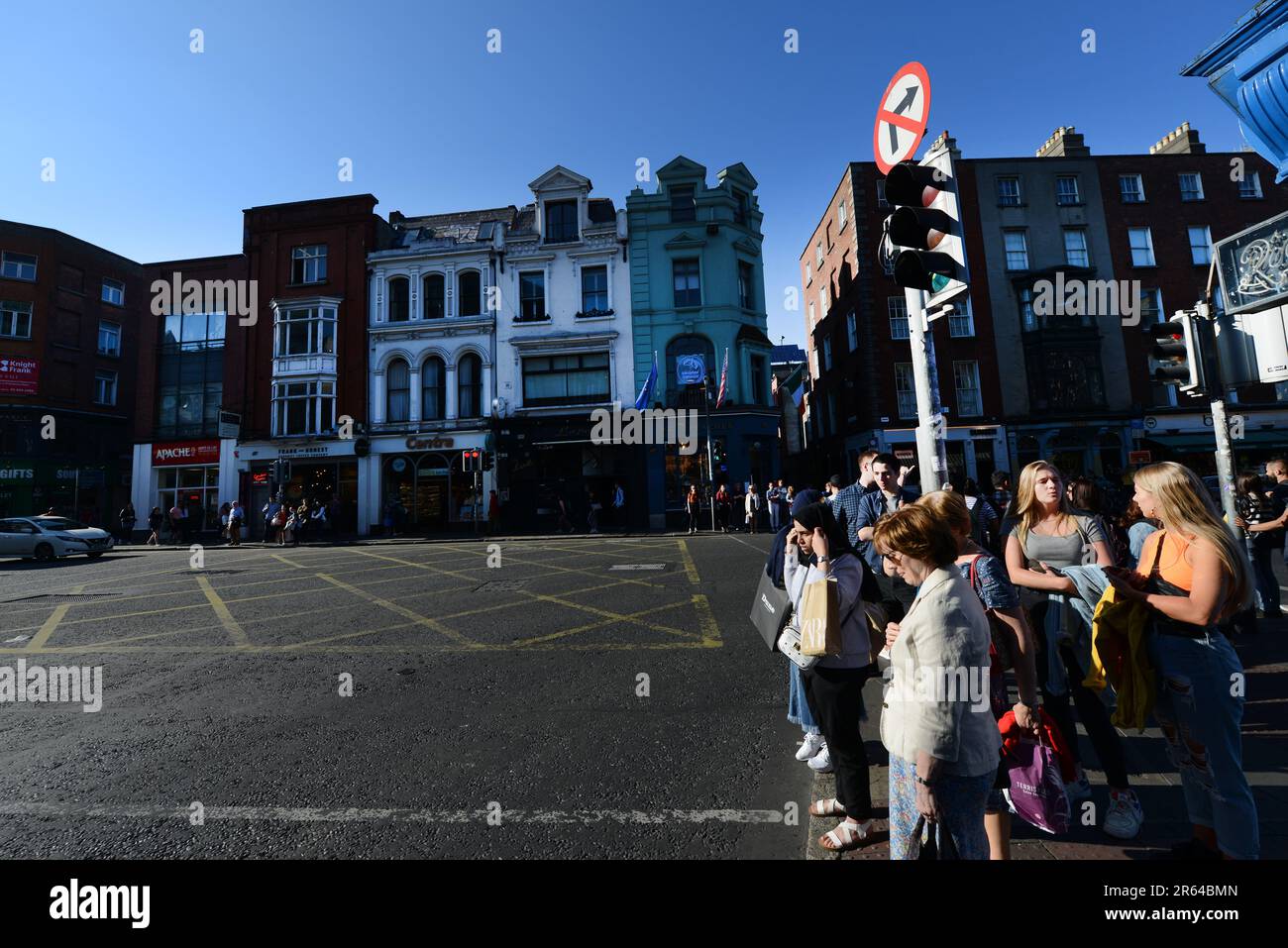 Des piétons attendent de traverser la rue sur la rue South Great George's à Dublin, Irlande. Banque D'Images