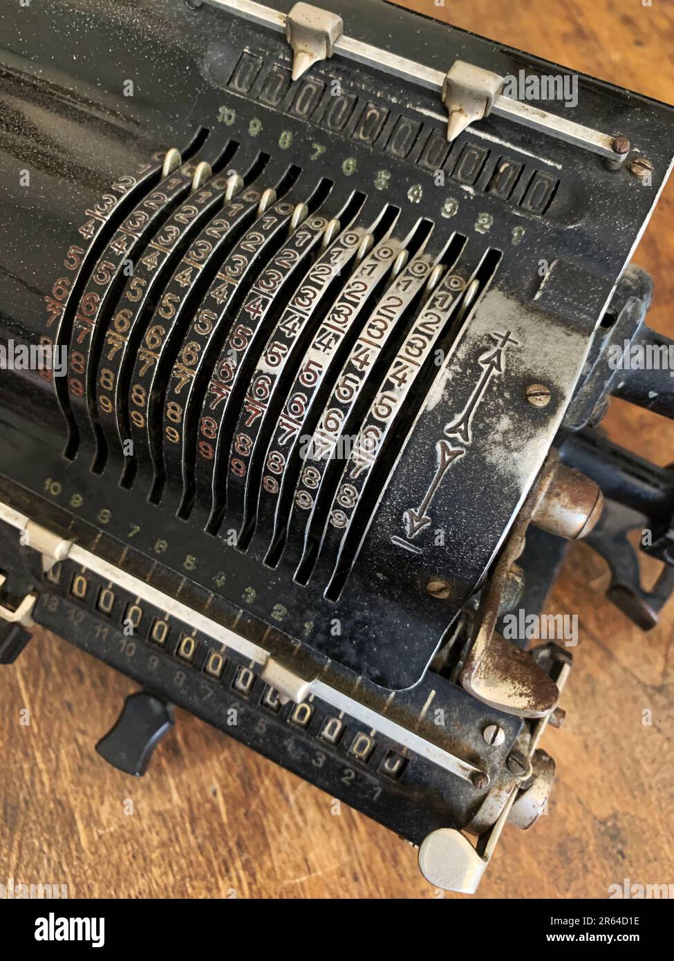 Fragment d'une ancienne calculatrice mécanique vintage avec police  numérique métallique. Gros plan. Vue de dessus Photo Stock - Alamy