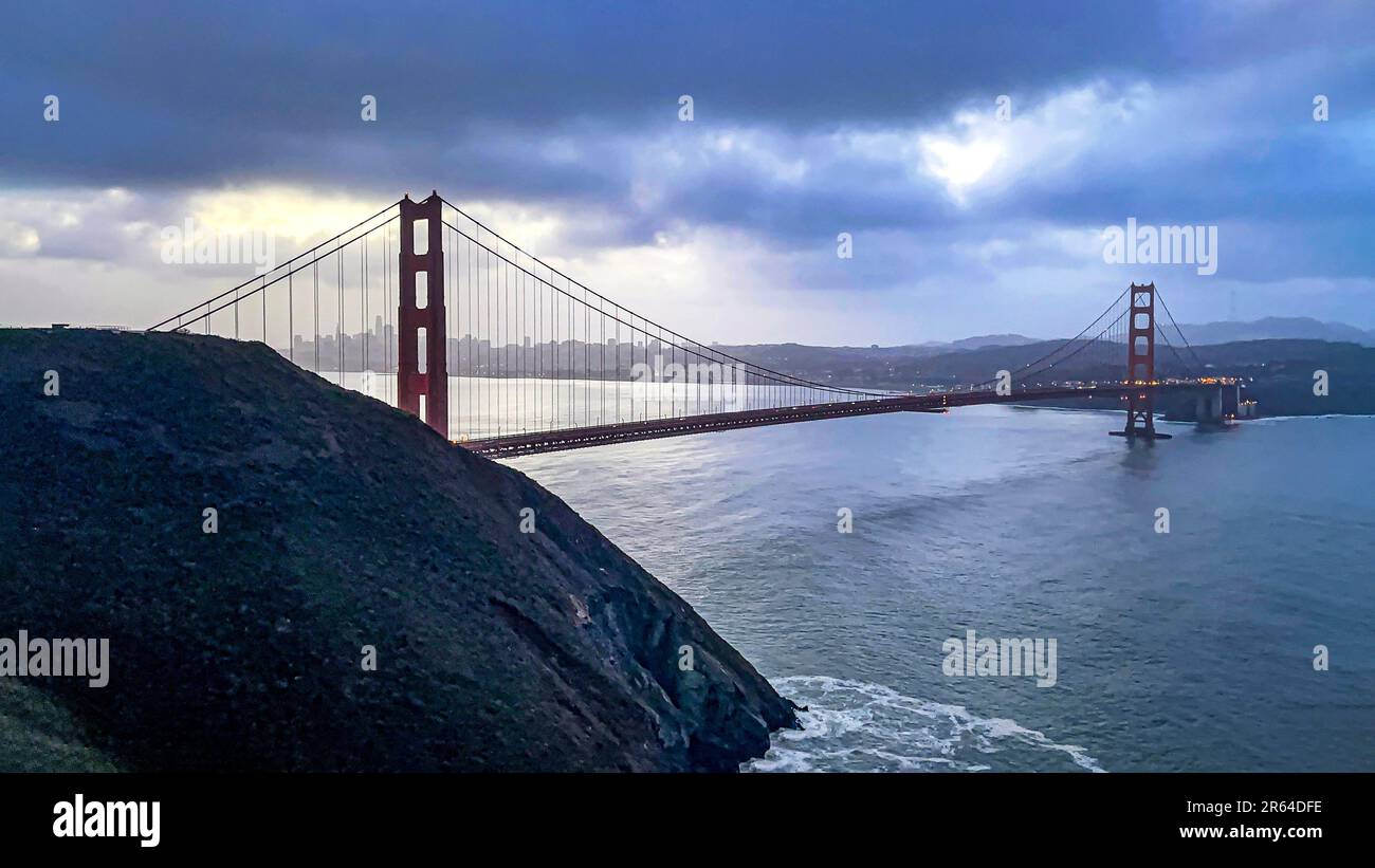 Photographie panoramique du Golden Gate Bridge de Battery Spencer à San Francisco, États-Unis. Pont emblématique de l'état américain de Californie. Banque D'Images