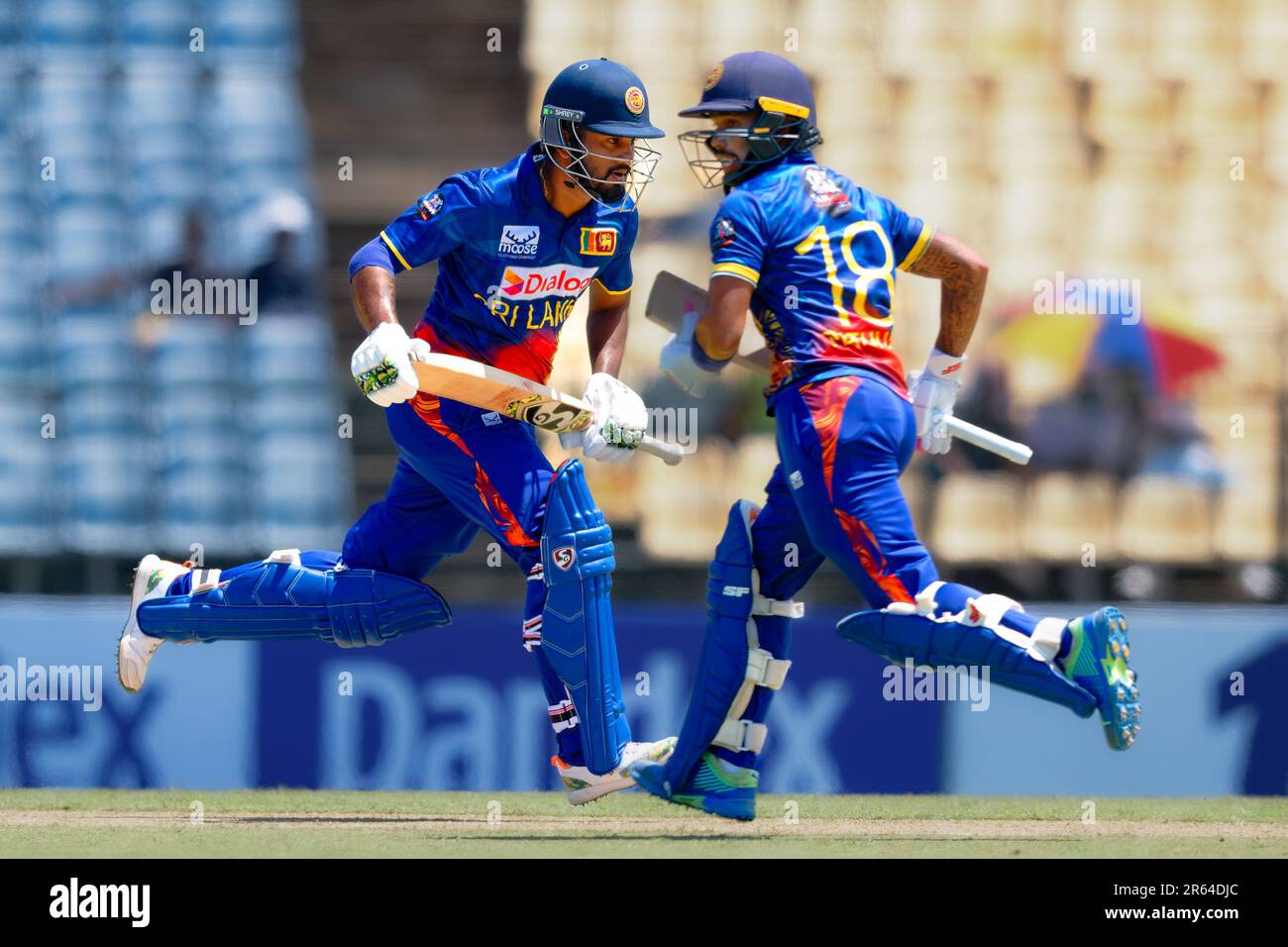 Hambantota, Sri Lanka. 07th juin 2023. Le Pathum Nissanka (R) et le Dimuth Karunaratne (L) du Sri Lanka se disputent entre les bickets lors du match de cricket de l'ODI 3rd entre le Sri Lanka et l'Afghanistan au stade international de cricket Mahinda Rajapaksa à Hambantota le 07th juin 2023. Viraj Kothalwala/Alamy Live News Banque D'Images