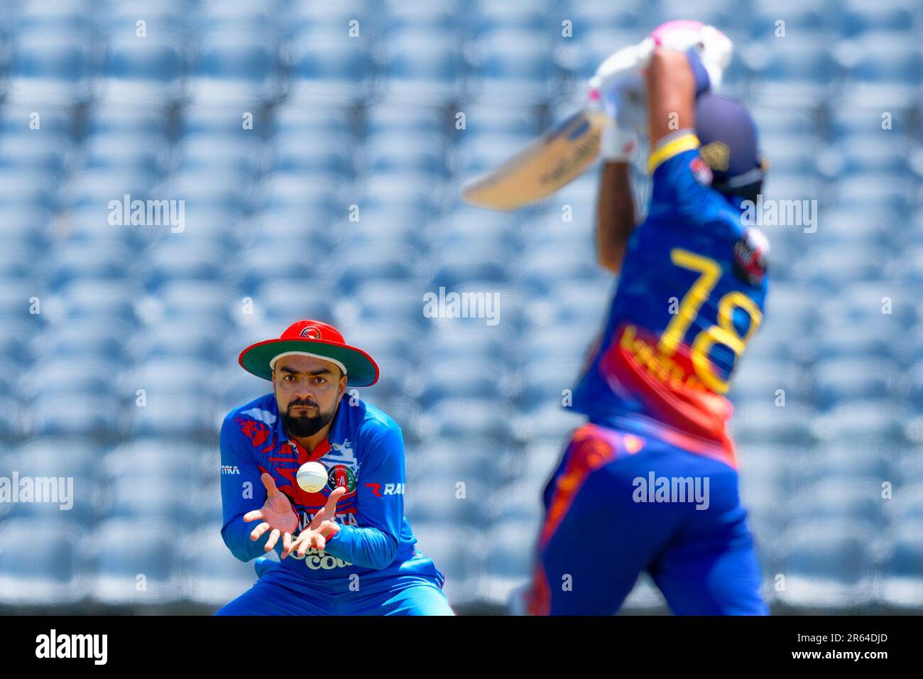 Hambantota, Sri Lanka. 07th juin 2023. Le Rashid Khan (L) d'Afghanistan tente de prendre une balle lors du match de cricket de l'ODI 3rd entre le Sri Lanka et l'Afghanistan au stade international de cricket Mahinda Rajapaksa à Hambantota le 07th juin 2023. Viraj Kothalwala/Alamy Live News Banque D'Images