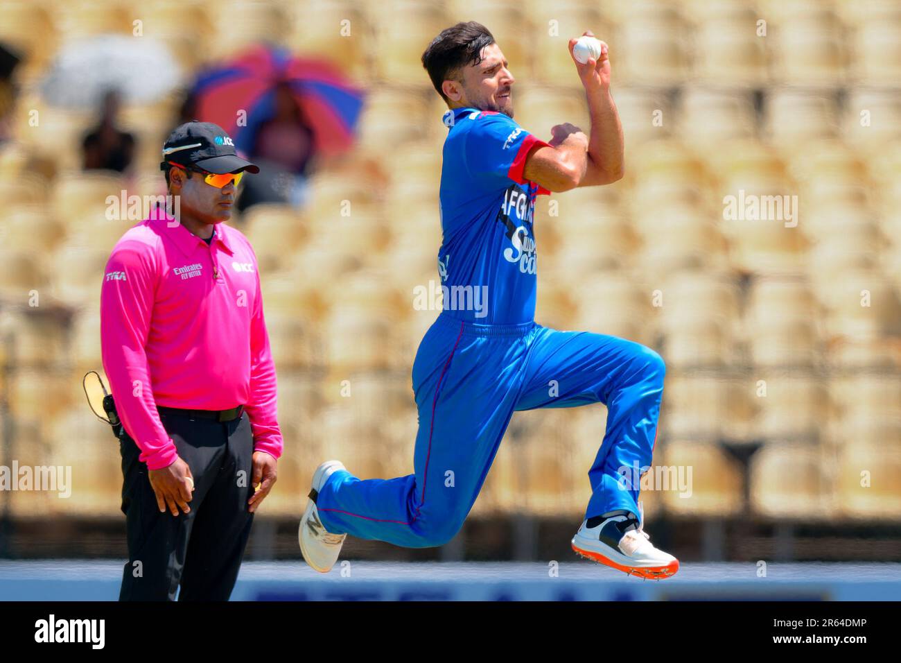 Hambantota, Sri Lanka. 07th juin 2023. Les Fazalhaq Farooqi (R) de l'Afghanistan se battent lors du match de cricket de l'ODI 3rd entre le Sri Lanka et l'Afghanistan au stade de cricket international Mahinda Rajapaksa à Hambantota le 07th juin 2023. Viraj Kothalwala/Alamy Live News Banque D'Images