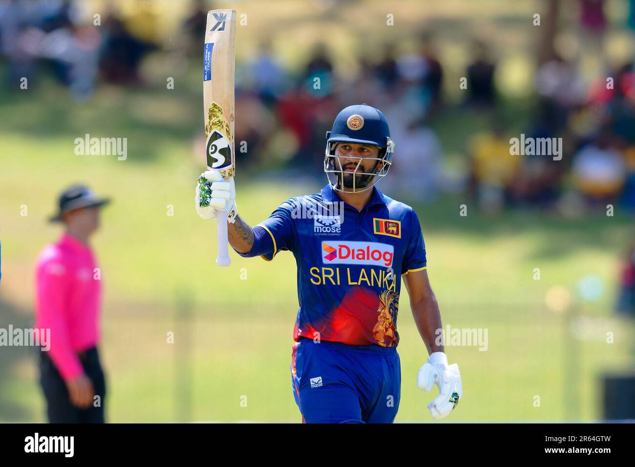 Hambantota, Sri Lanka. 07th juin 2023. Le Dimuth Karunaratne du Sri Lanka célèbre après avoir marqué un demi-siècle (50 courses) lors du match de cricket de l'ODI 3rd entre le Sri Lanka et l'Afghanistan au stade de cricket international Mahinda Rajapaksa à Hambantota le 07th juin 2023. Viraj Kothalwala/Alamy Live News Banque D'Images