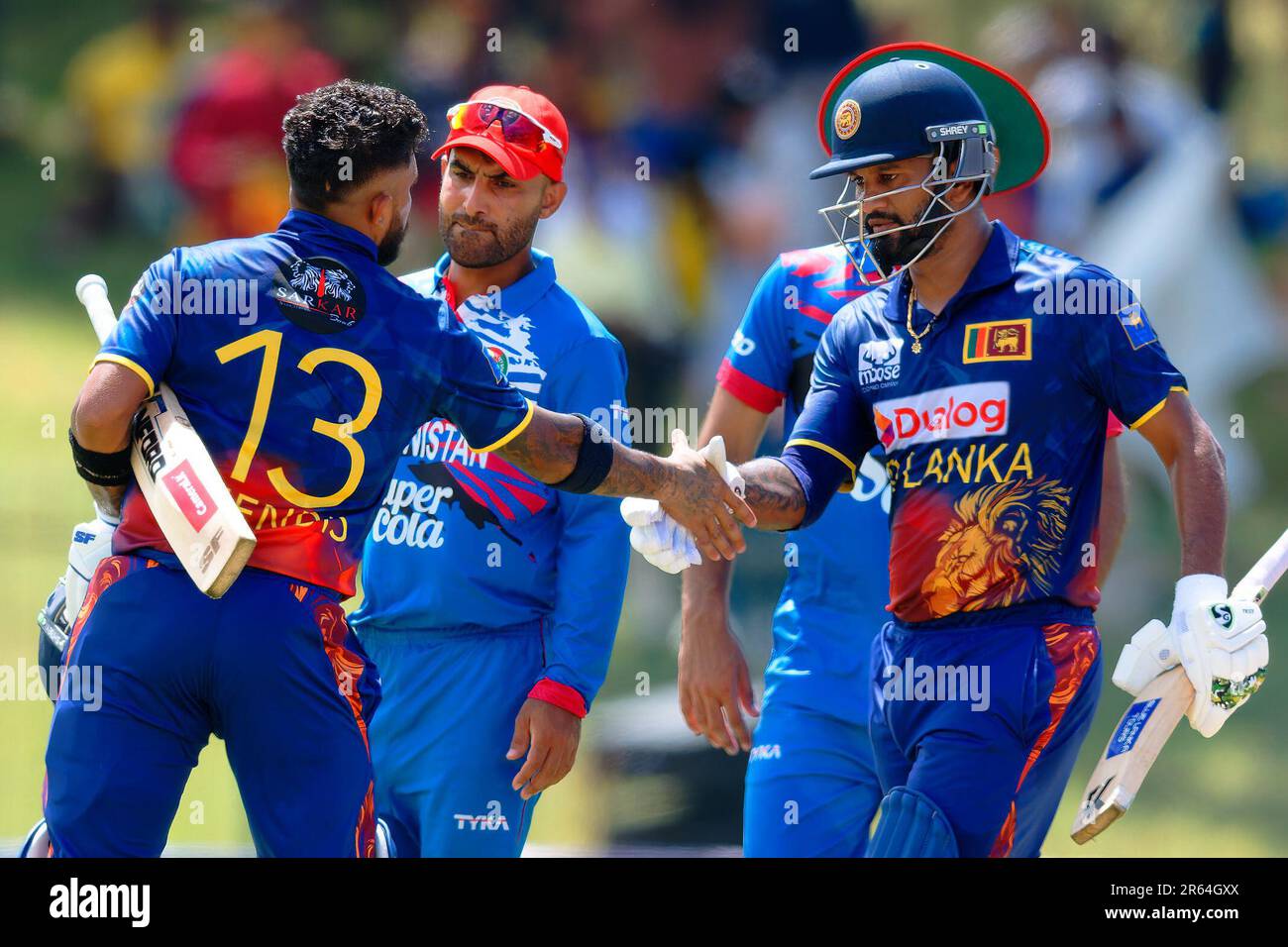Hambantota, Sri Lanka. 07th juin 2023. Les Dimuth Karunaratne (R) et Kusal Mendis (L) du Sri Lanka se secouent après avoir remporté le match de cricket de l'ODI 3rd entre le Sri Lanka et l'Afghanistan au stade international de cricket Mahinda Rajapaksa à Hambantota le 07th juin 2023. Viraj Kothalwala/Alamy Live News Banque D'Images