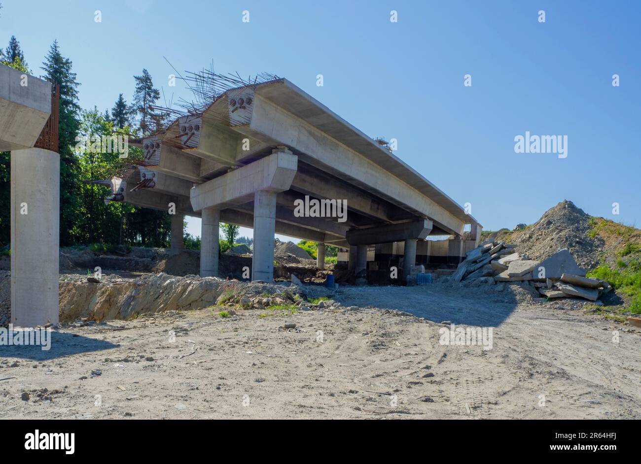 Nouveau fragment d'autoroute sur les piliers en construction sur la route Zakopianka en Pologne de Cracovie à Zakopane et Nowy Targ sur une petite vallée près de Rdza Banque D'Images