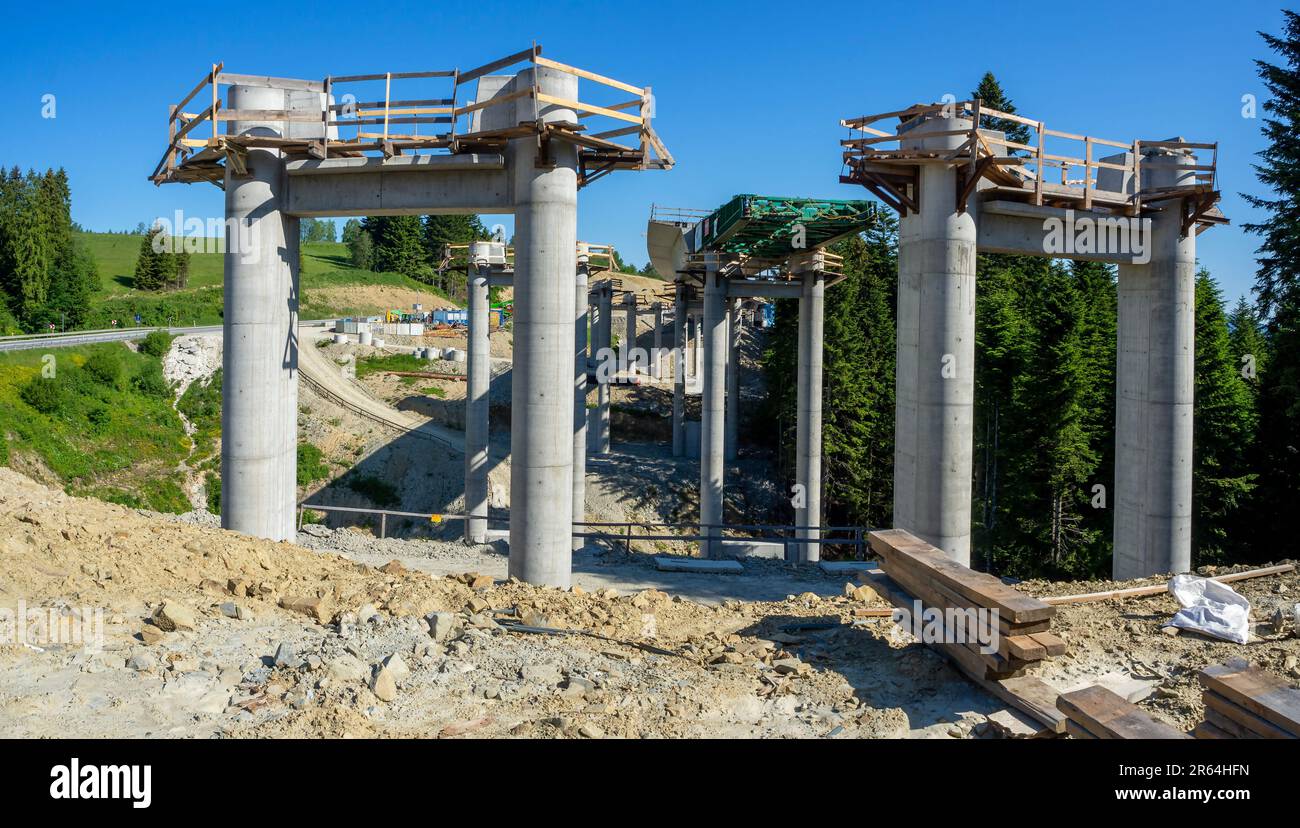 Nouveau fragment d'autoroute sur les piliers en construction sur la route Zakopianka en Pologne de Cracovie à Zakopane et Nowy Targ sur une petite vallée près de Rdza Banque D'Images