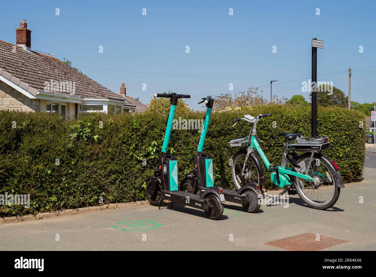 Location de vélos électriques Beryl et de scooters électriques Beryl au coin de la rue à Newport, île de Wight. Banque D'Images