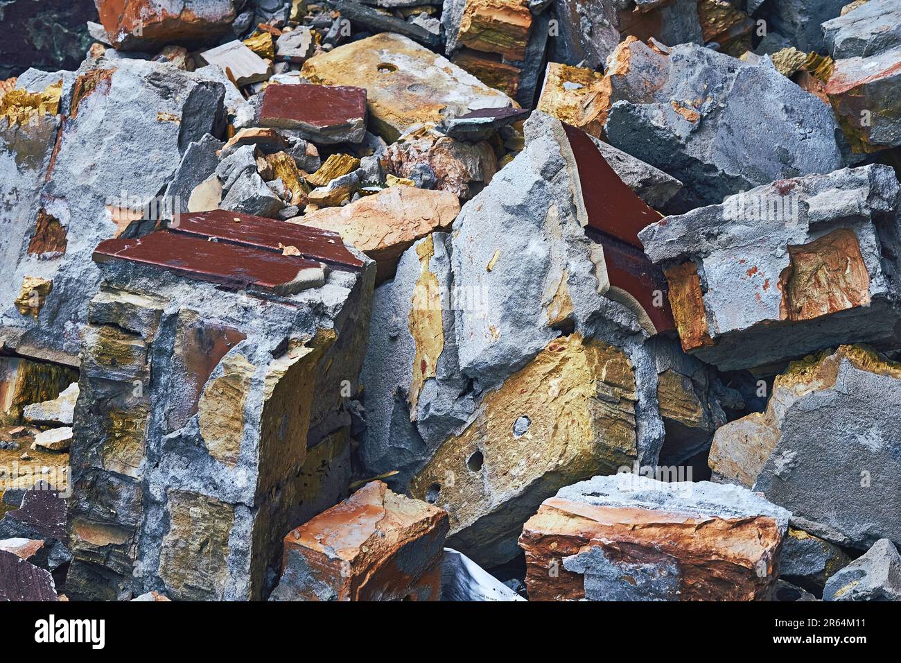 Après la catastrophe. Une pile de fragments de briques rouges laissés après la destruction Banque D'Images