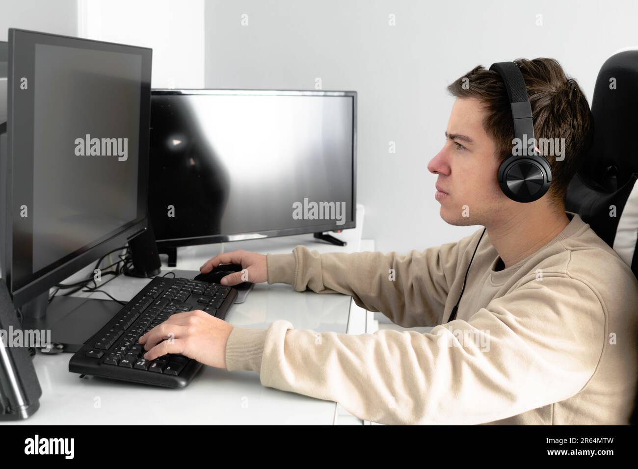 photo horizontale d'un homme barbu assis au bureau porte un casque assis au  bureau utilise un casque étudie ou travaille à domicile préparé pour la  vidéoconférence étudie les langues en ligne pose dans un intérieur  confortable 13001746 Photo de stock