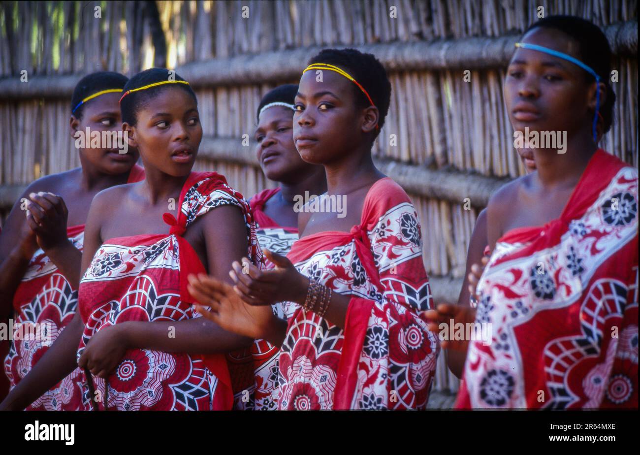 Swaziland, femmes en vêtements traditionnels pendant la danse, village culturel swazzi, Lobamba Banque D'Images