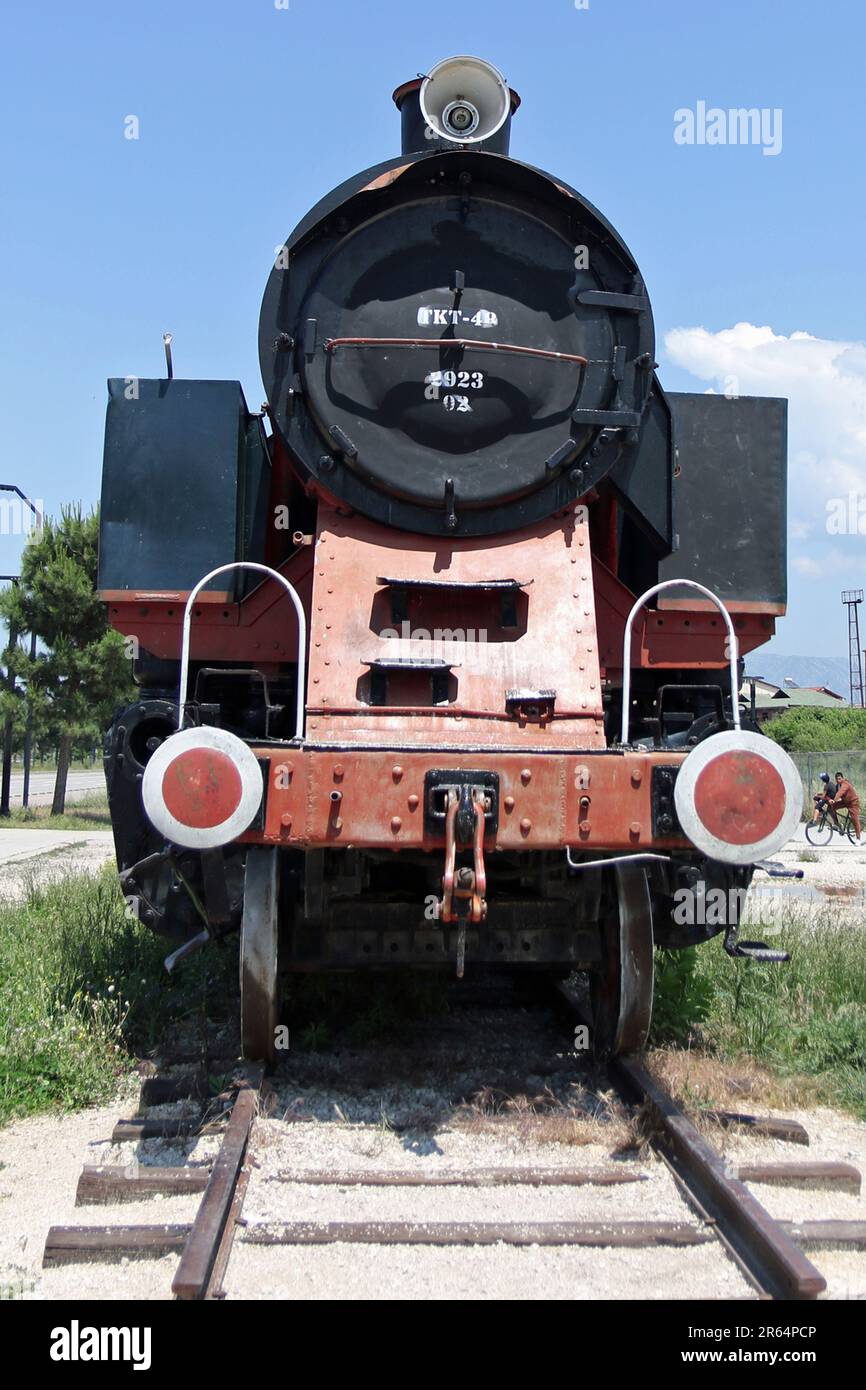 Installation de la locomotive à vapeur Lokomotiva en l'honneur du futur