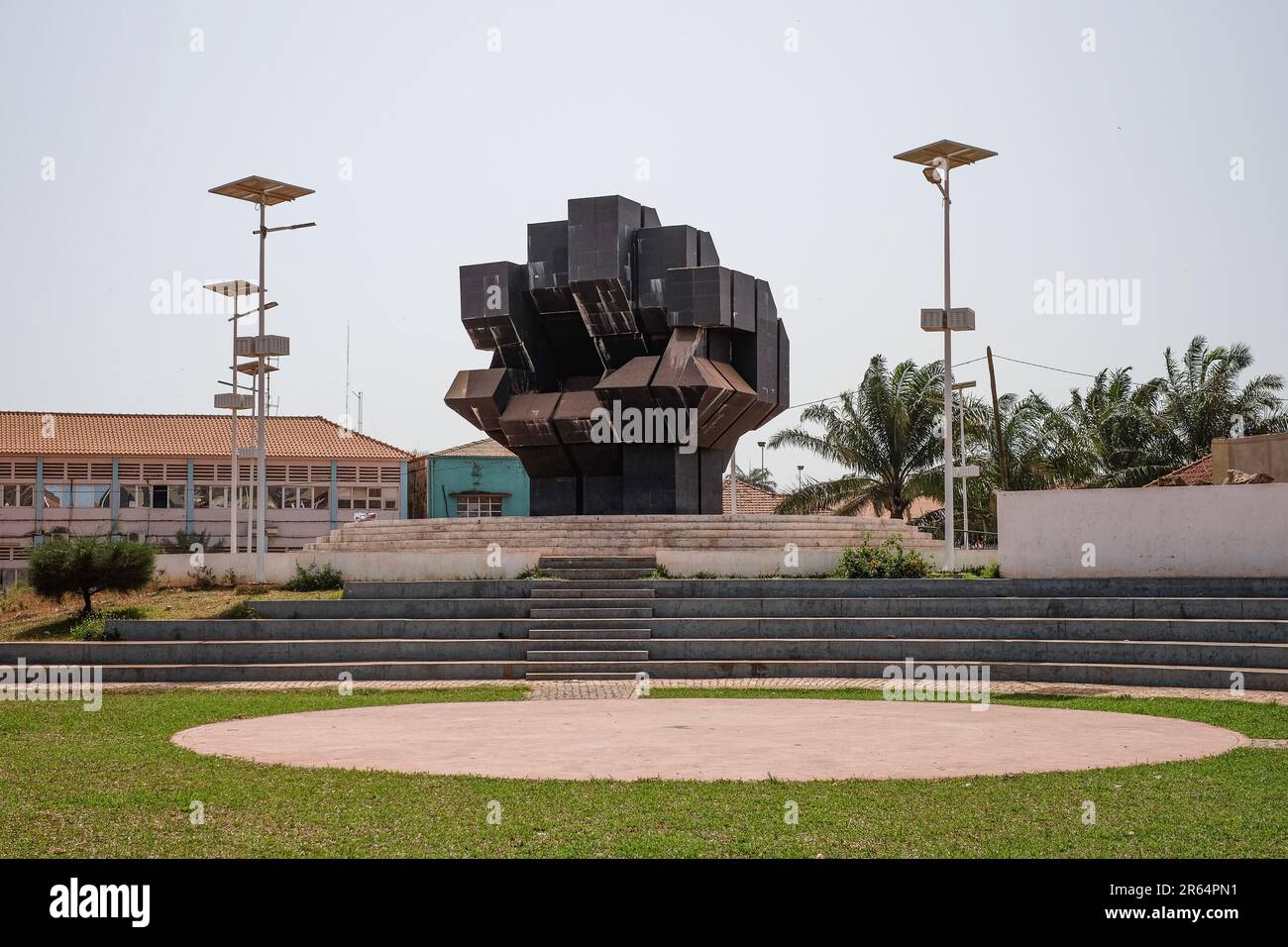 Nicolas Remene / le Pictorium - Bissau capitale de la Guinée-Bissau GNB) - 11/3/2017 - Guinée-Bissau / Bissau / Bissau - Mémorial en forme de poing fermé connu sous le nom de Mao de Timba (main de Timba) Situé sur la place des martyrs à Bissau et commémorant un violent massacre au cours duquel la police coloniale a tué 50 dockers en grève, un événement majeur de la guerre pour l'indépendance en Guinée-Bissau. Banque D'Images