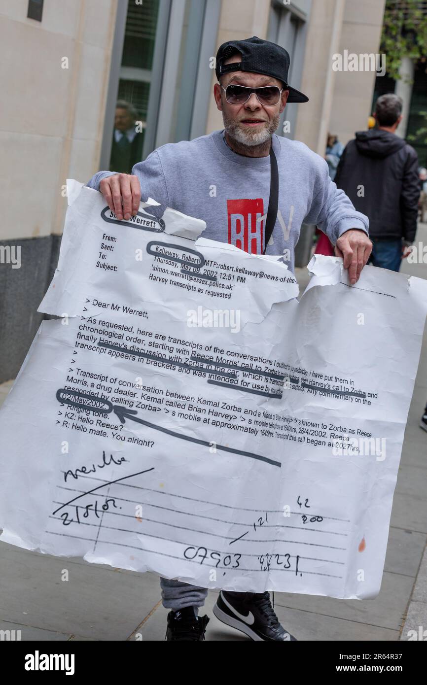 Cours royales de justice, Londres, Royaume-Uni. 7th juin 2023. Brian Harvey, chanteur principal du groupe britannique E17, devant les cours royales de justice, montrant des preuves qu'il a été victime de piratage téléphonique. Photo par Amanda Rose/Alamy Live News Banque D'Images