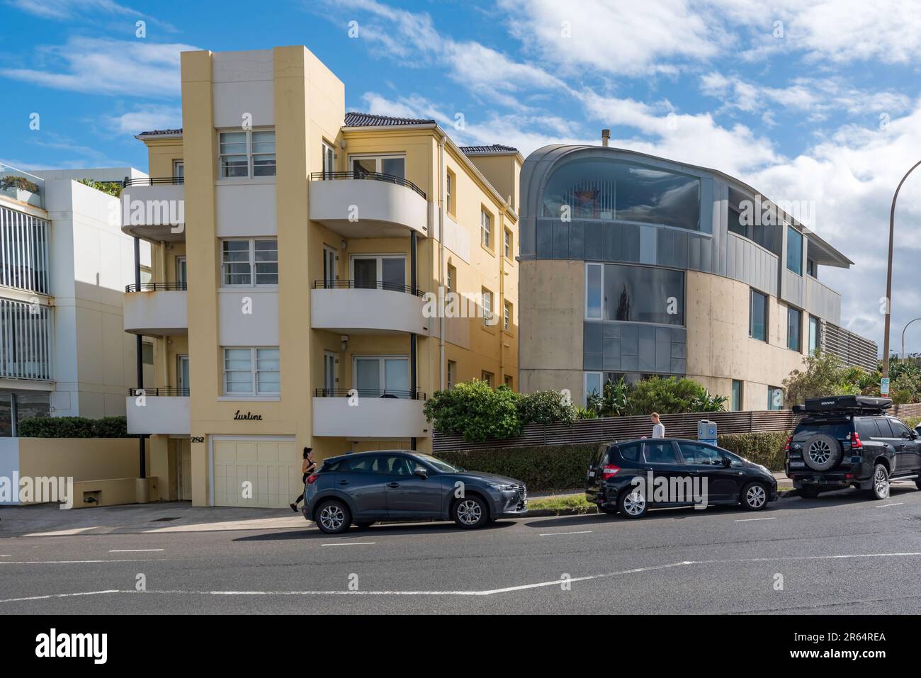 Les anciens et les nouveaux s'assoient côte à côte avec les appartements art déco, Lurline à côté d'une maison moderne sur Campbell Parade à Bondi Beach, Sydney, Australie Banque D'Images