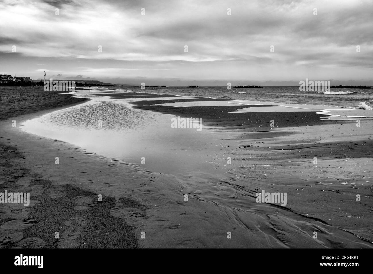 Photo en noir et blanc du bord de mer de Pescara en hiver, en Italie Banque D'Images