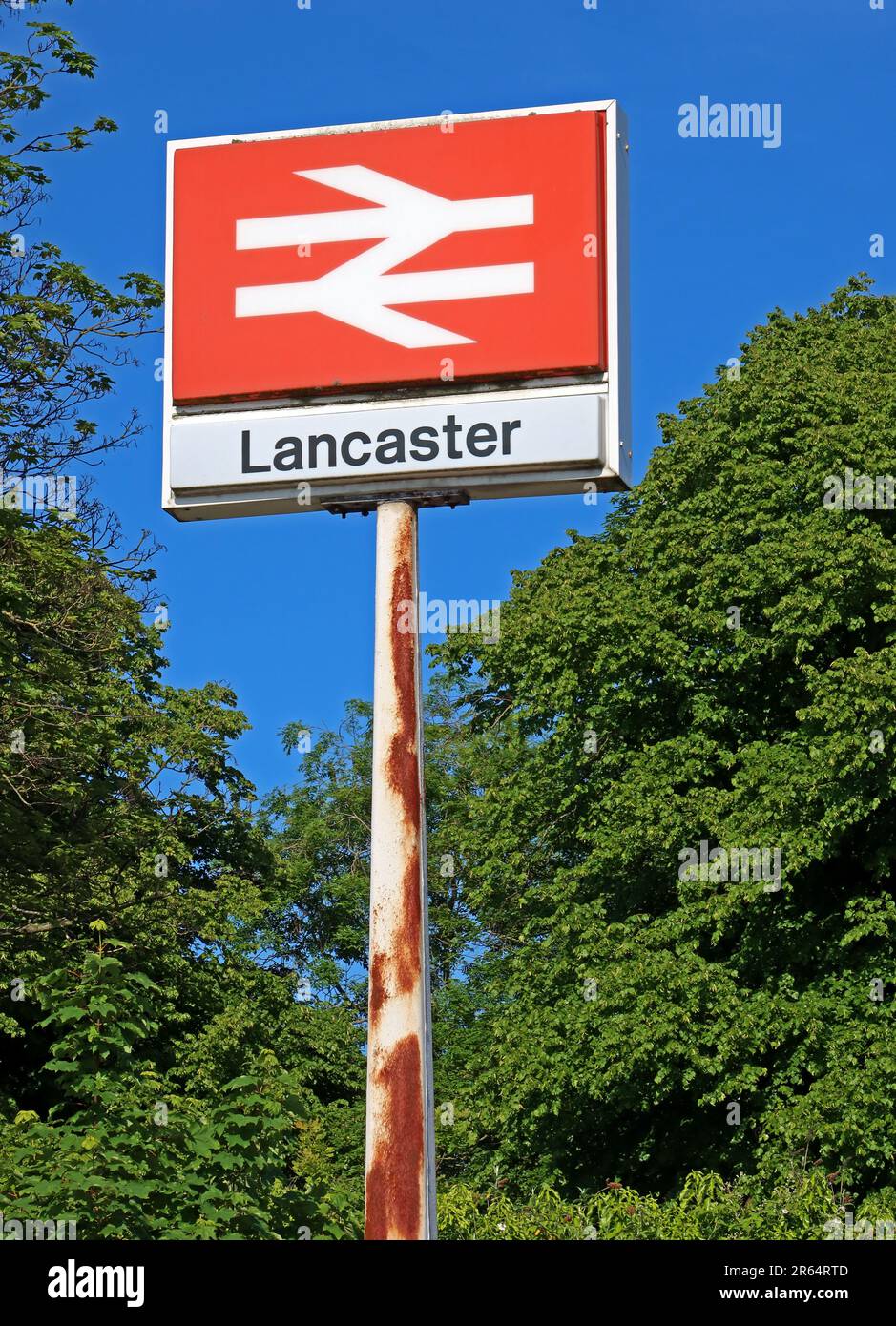 British Rail signe de station double flèche pour la gare de Lancaster, desservant la West Coast main Line avec des services interurbains et régionaux, Lancs Banque D'Images