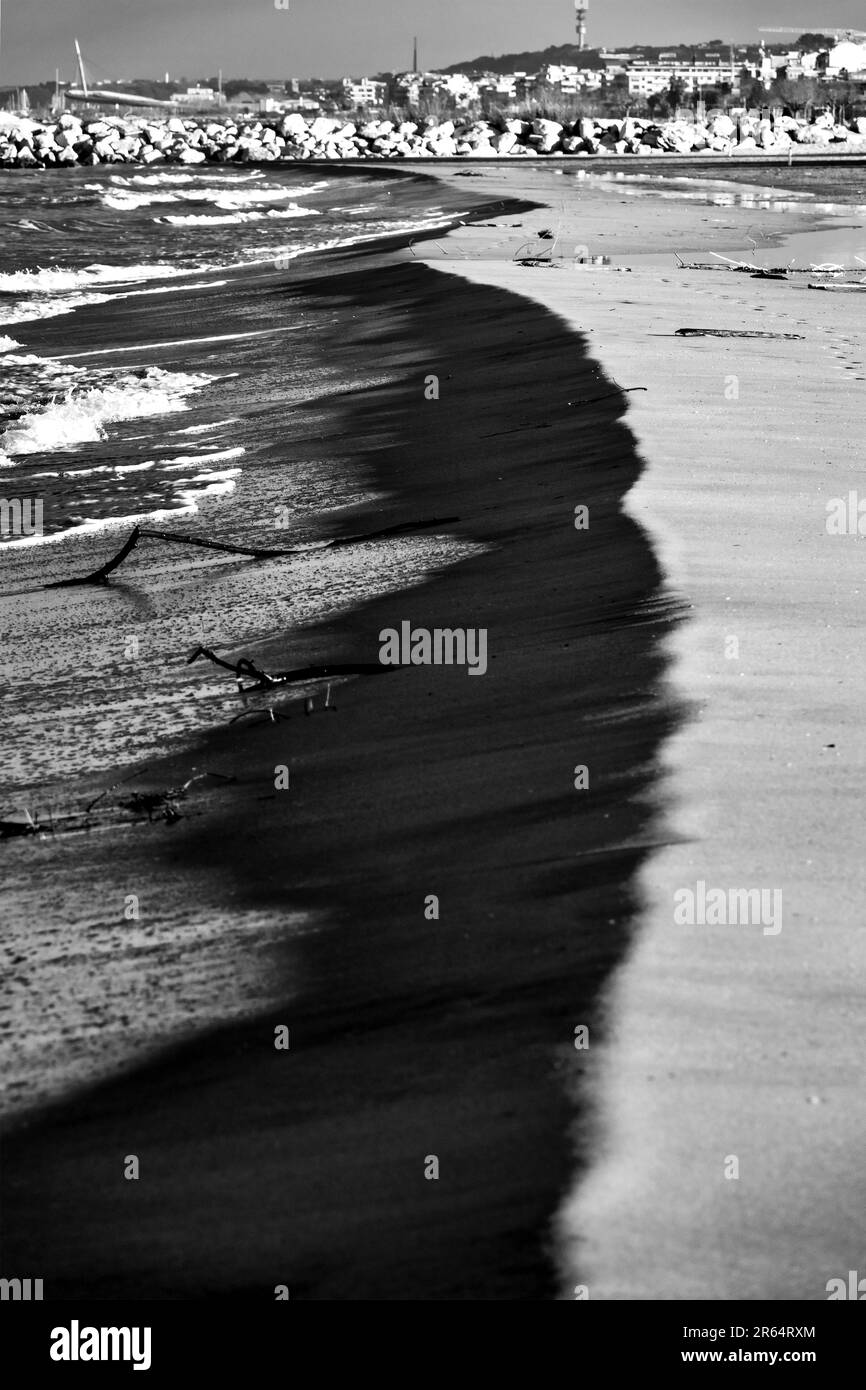 Coucher de soleil sur les dunes du bord de mer de Pescara, Italie Banque D'Images