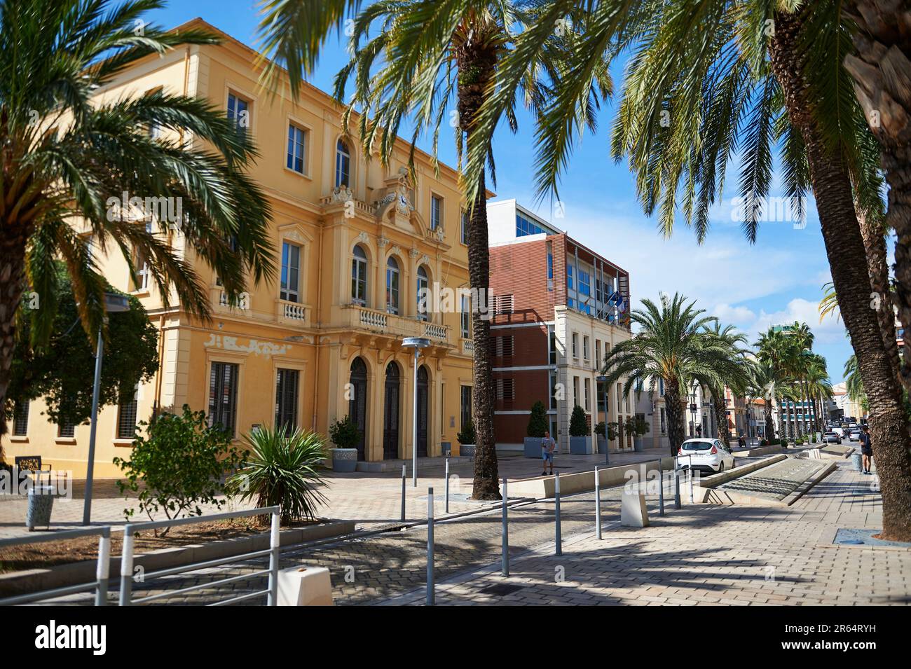 Hyères (sud-est de la France): "Avenue Joseph Clotis" dans le centre ville Banque D'Images