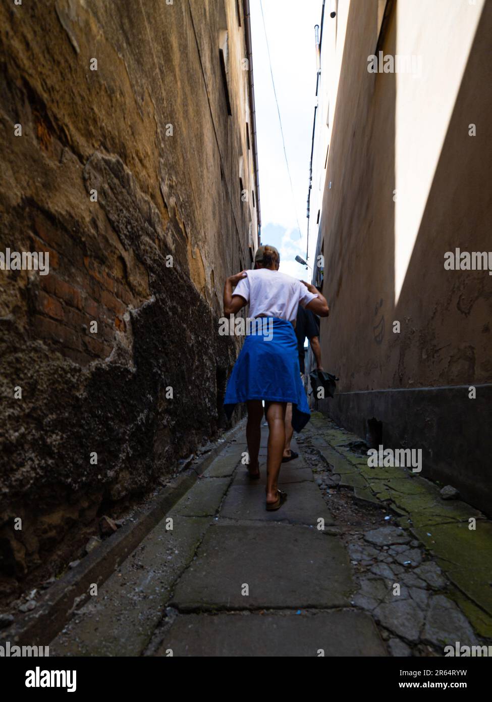 passage étroit dans la vieille ville en ruines Banque D'Images