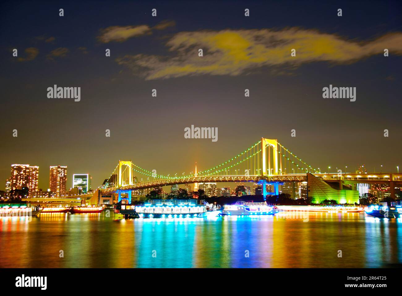 Rainbow-coloré Rainbow Bridge, Tour de Tokyo et péniche Banque D'Images