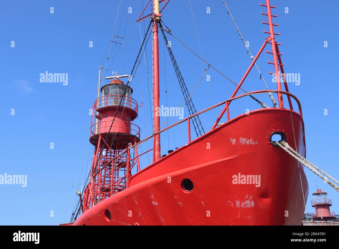 coque de feu rouge Texel dans l'ancien chantier naval de la ville hollandaise Den Helder contre le ciel bleu Banque D'Images